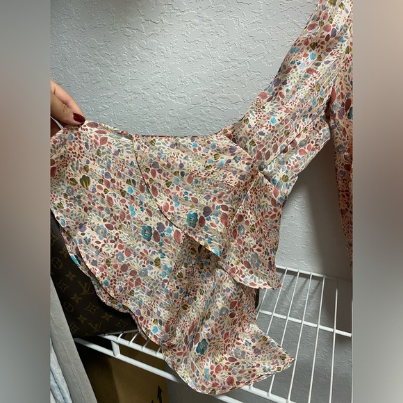 Brand New Floral Bodysuit, with Tag, Medium with Flowy Sleeves - Picture 4 of 5